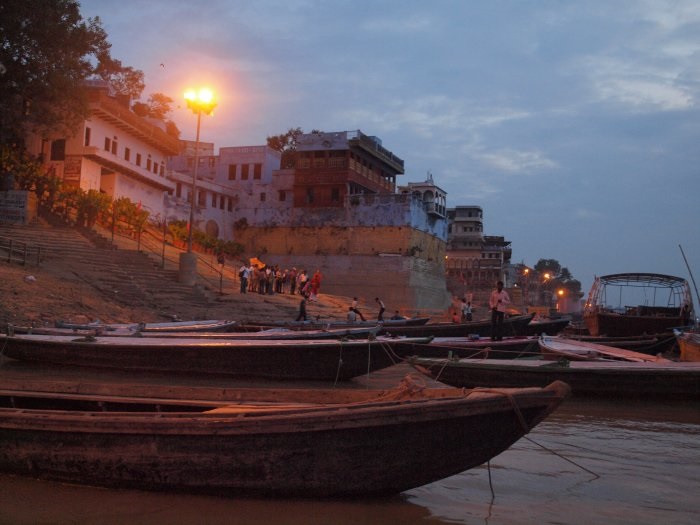Cerimonia Ganga Aarti a Varanasi durante un tour in India