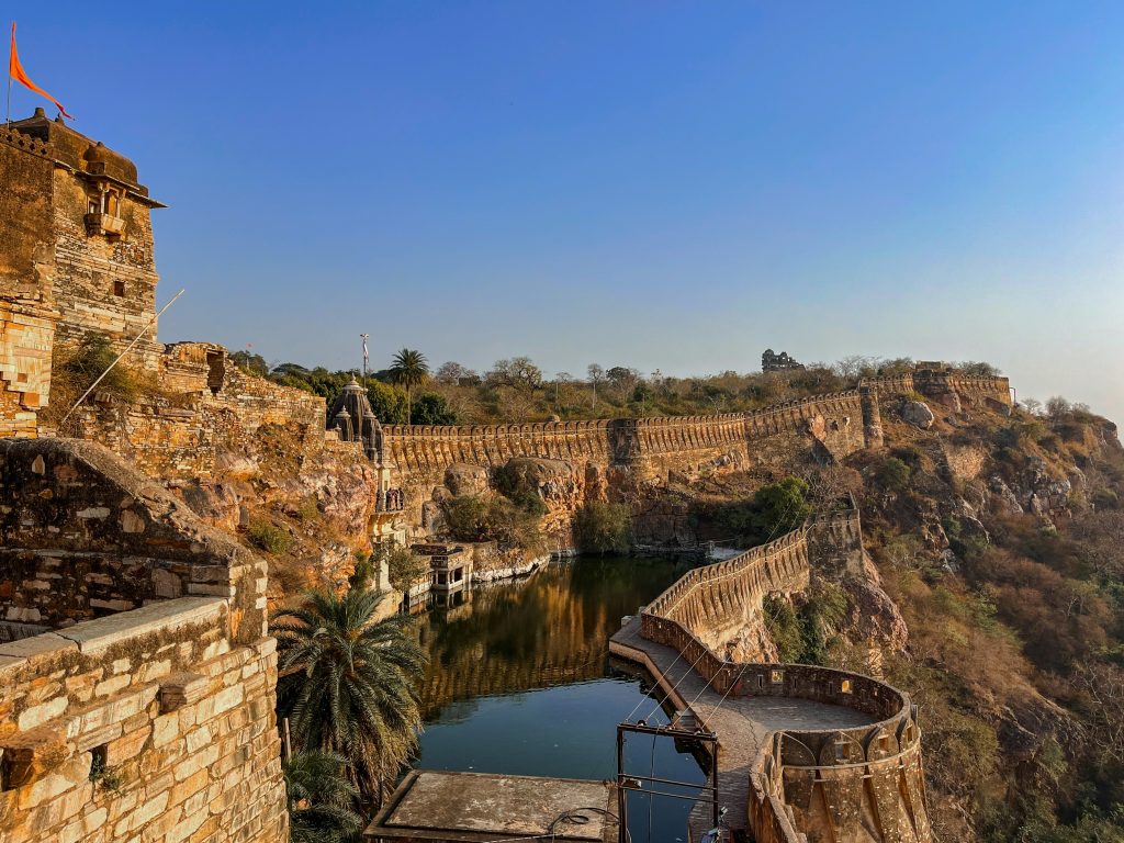 Turisti italiani in viaggio nel Rajasthan tra forti storici, palazzi reali e deserto del Thar in India.