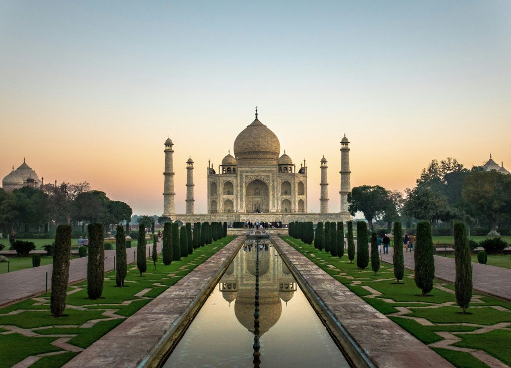 Coppia al Taj Mahal al tramonto in India