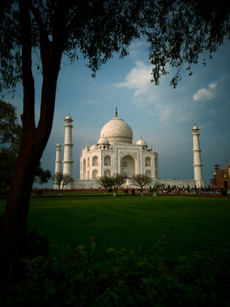 Taj Mahal illuminato di notte ad Agra, una delle Sette Meraviglie del Mondo durante un viaggio in India.