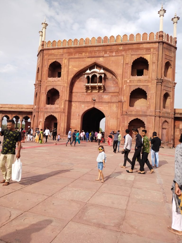 Vista della Jama Masjid di Old Delhi, una delle moschee più grandi e spettacolari dell'India, visitata durante un tour del Triangolo d'Oro.