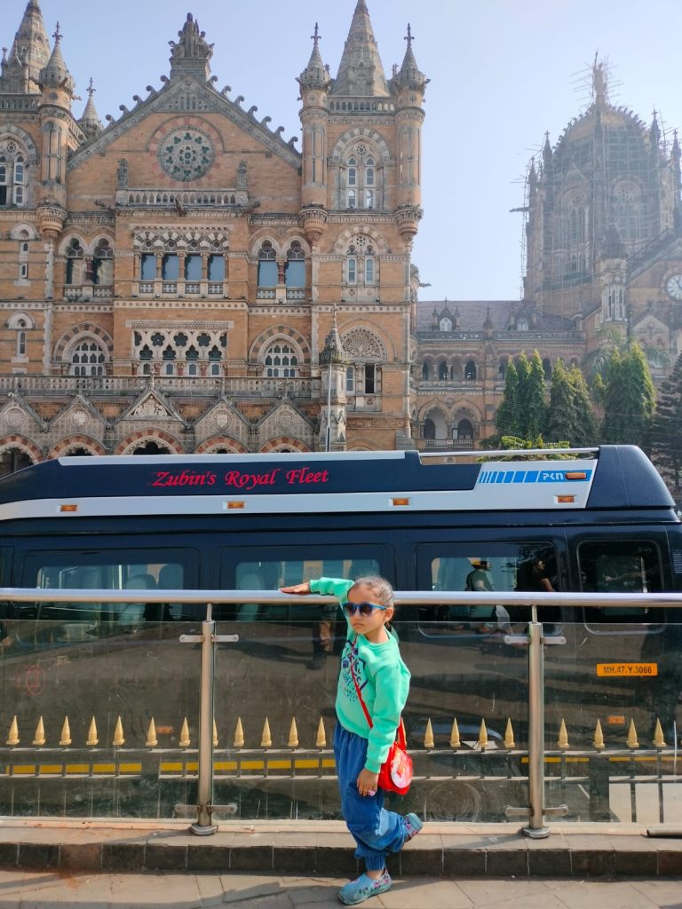 Turisti davanti al Chhatrapati Shivaji Maharaj Terminus di Mumbai durante un viaggio in India