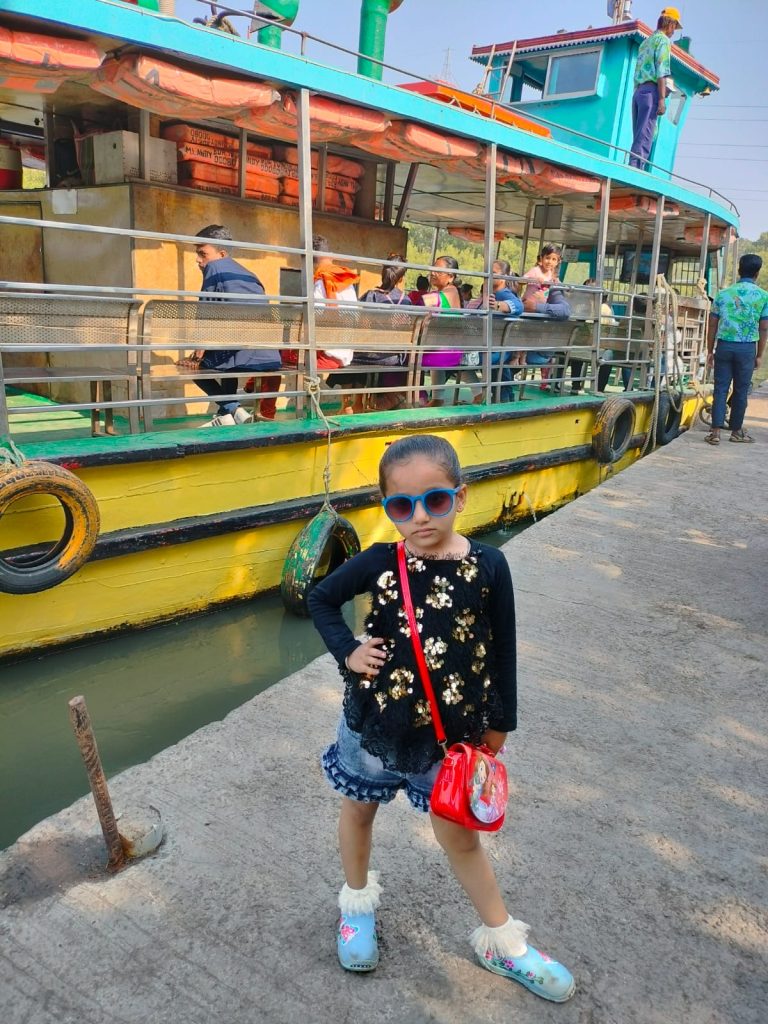 Turisti durante una rilassante escursione in barca in India