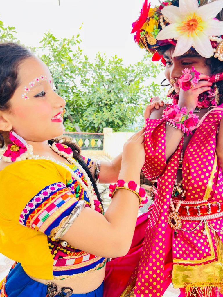 Due bambini in abiti tradizionali del Rajasthan sorridono durante un tour culturale in India.