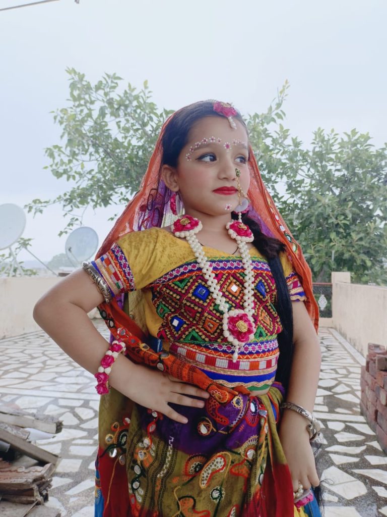 Bambina di circa 10 anni con abito tradizionale del Rajasthan in India