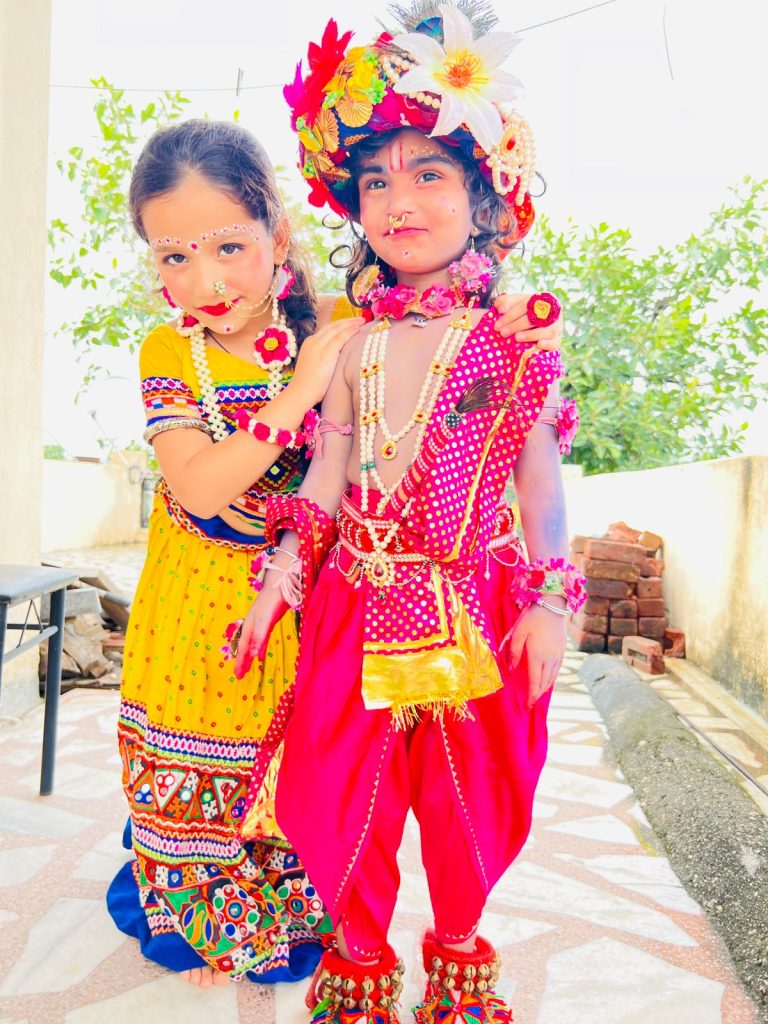 Due bambini con abiti tradizionali del Rajasthan durante un viaggio in India
