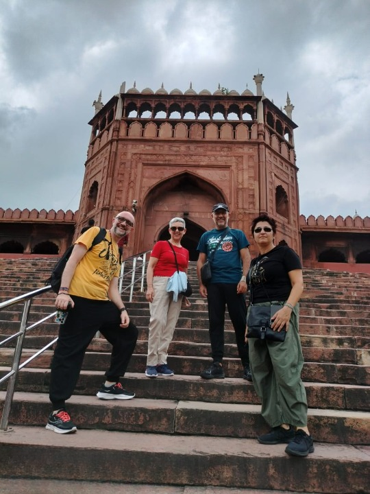Turisti stranieri visitano la Jama Masjid di Old Delhi durante un tour privato in India con guida locale.