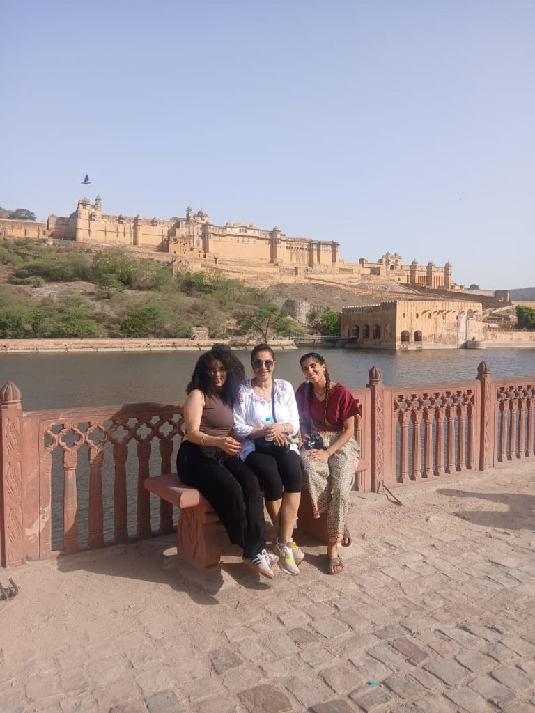 Viaggiatori italiani con driver privato durante un tour personalizzato in Rajasthan India.