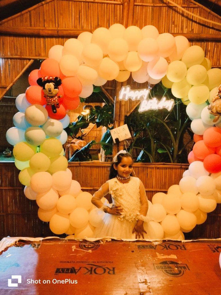 Celebrazione di un compleanno in India con famiglia, torta e decorazioni tradizionali