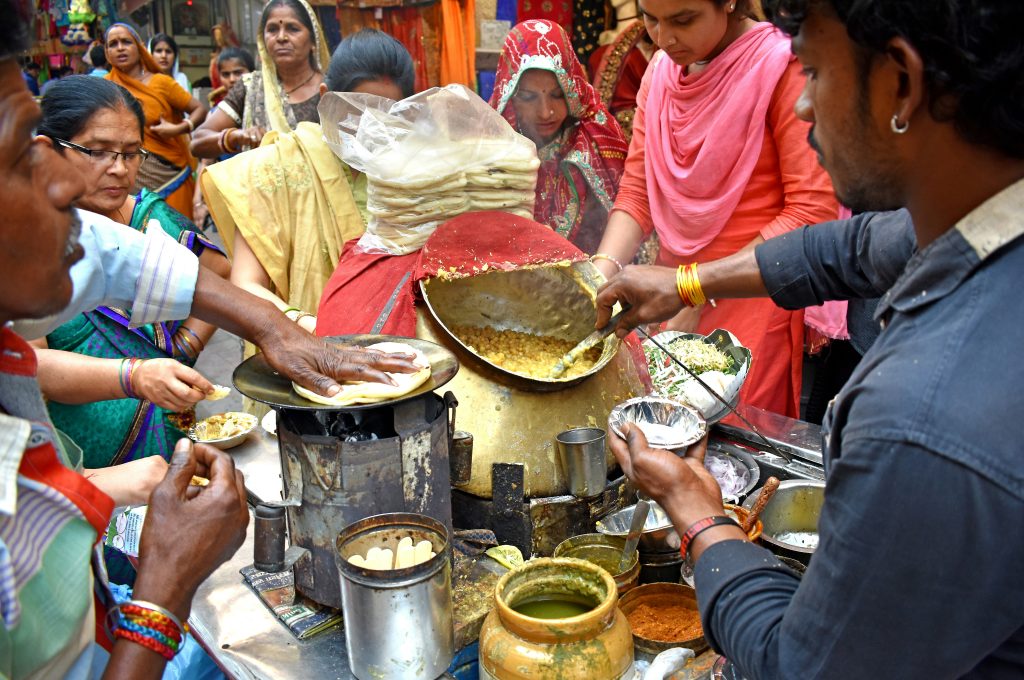 Street food indiano tradizionale durante un viaggio in India