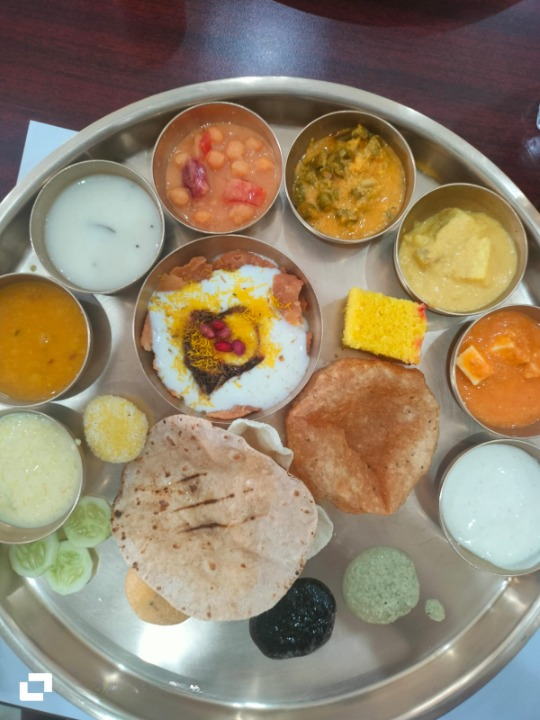 Thali tradizionale del Rajasthan con curry, dal, pane, riso, dolci e specialità locali servita in un ristorante tipico indiano