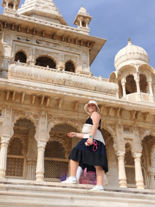 turisti stranieri al Jaswant Thada di Jodhpur durante un tour del Rajasthan in India