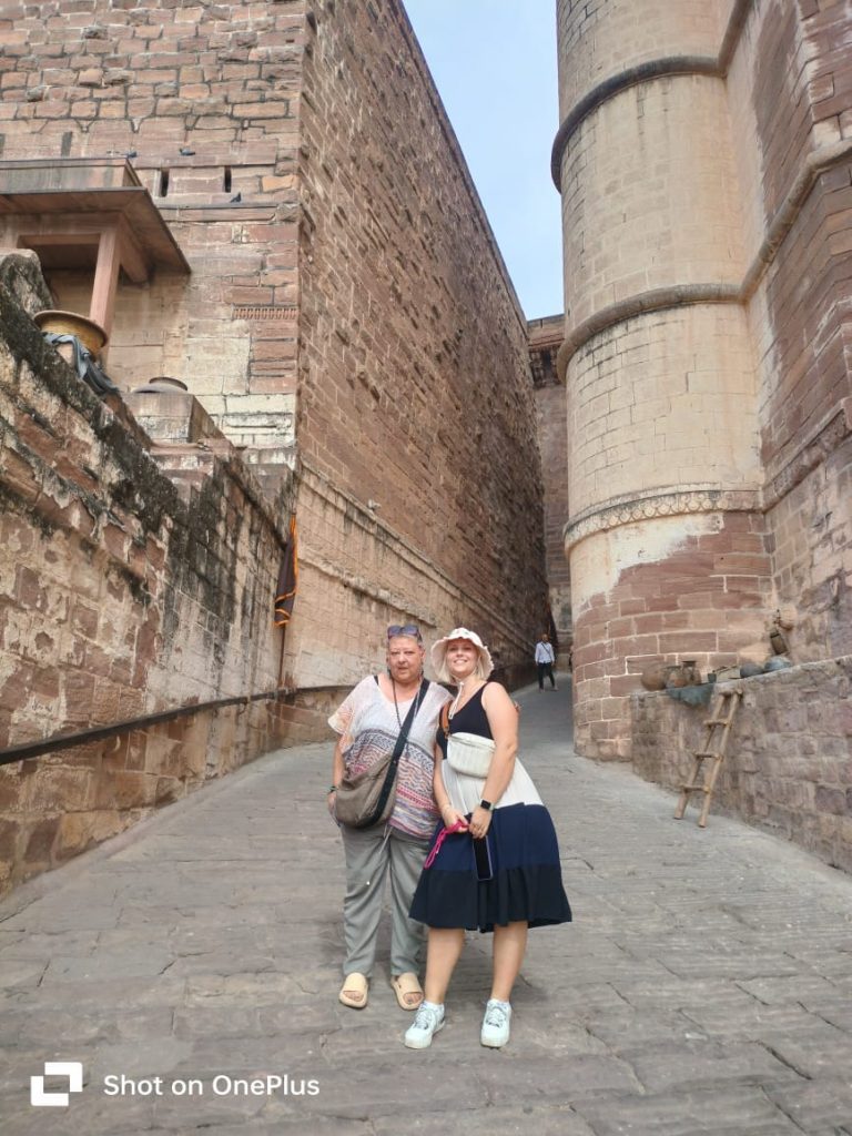 Due turisti stranieri al Forte Mehrangarh di Jodhpur durante un tour del Rajasthan in India