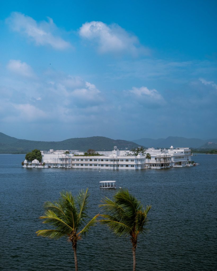 Il Lake Palace di Udaipur sul Lago Pichola al tramonto, uno dei palazzi più iconici e romantici del Rajasthan, India.