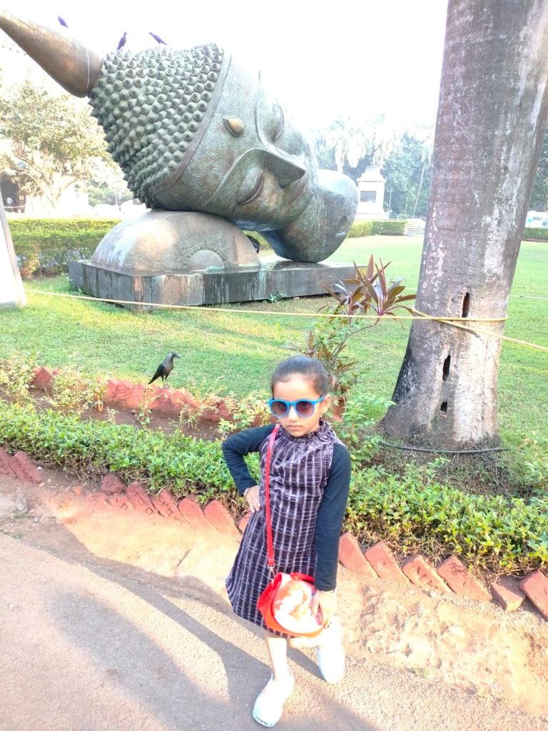 Un bambino visita il Chhatrapati Shivaji Maharaj Vastu Sangrahalaya di Mumbai durante un viaggio in India.