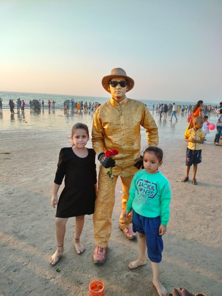 Due bambini giocano sulla spiaggia del Sud dell'India durante una vacanza tra mare, natura e cultura.