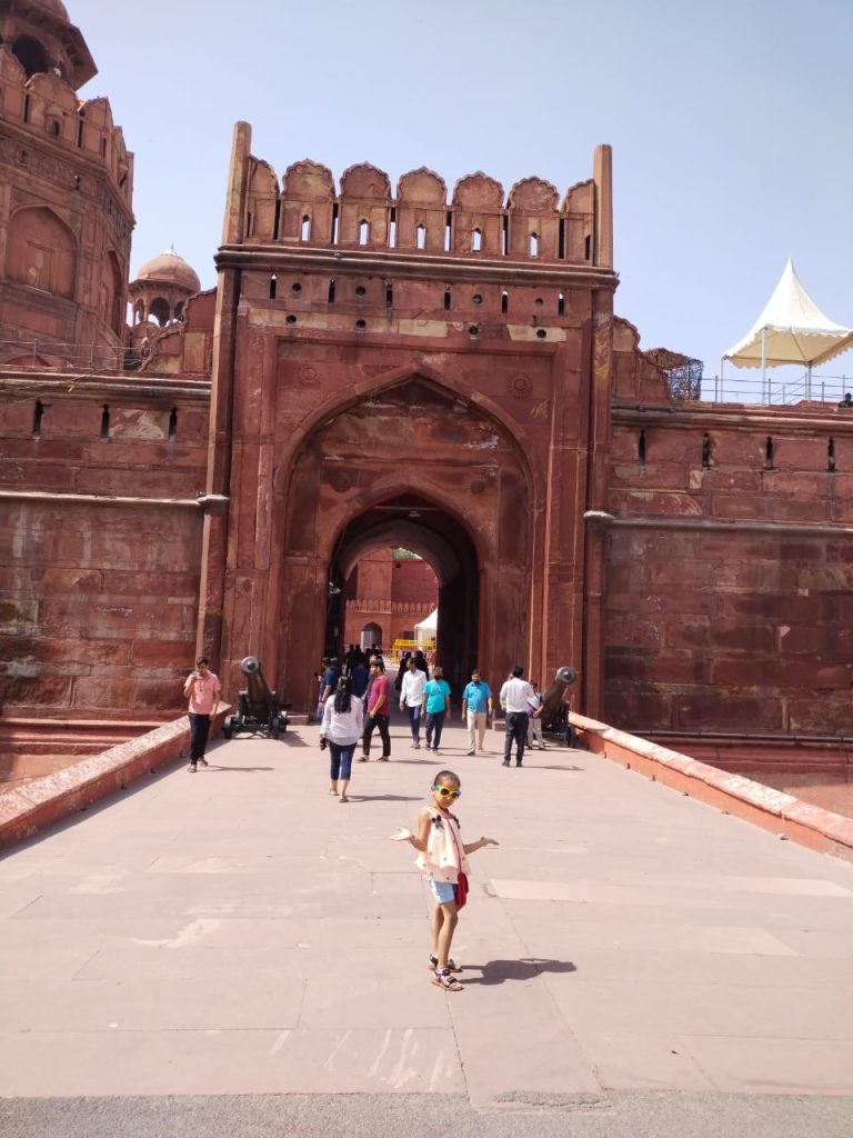 Il maestoso Forte Rosso (Red Fort) di Delhi, uno dei monumenti storici più iconici dell'India e patrimonio mondiale dell'UNESCO.