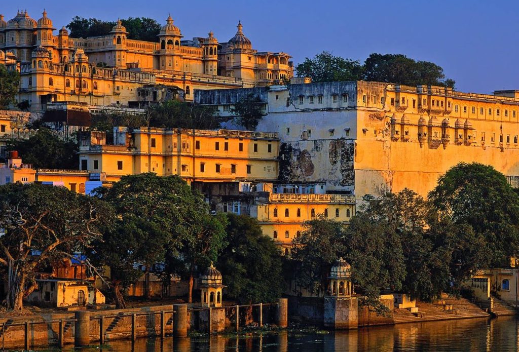 Vista panoramica del City Palace e del Lago Pichola a Udaipur in Rajasthan