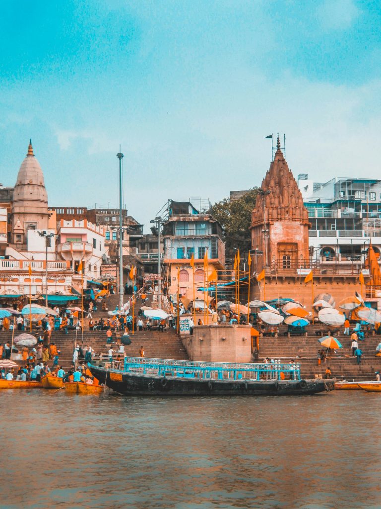 Ghat di Varanasi sul fiume Gange durante la cerimonia serale Ganga Aarti in India