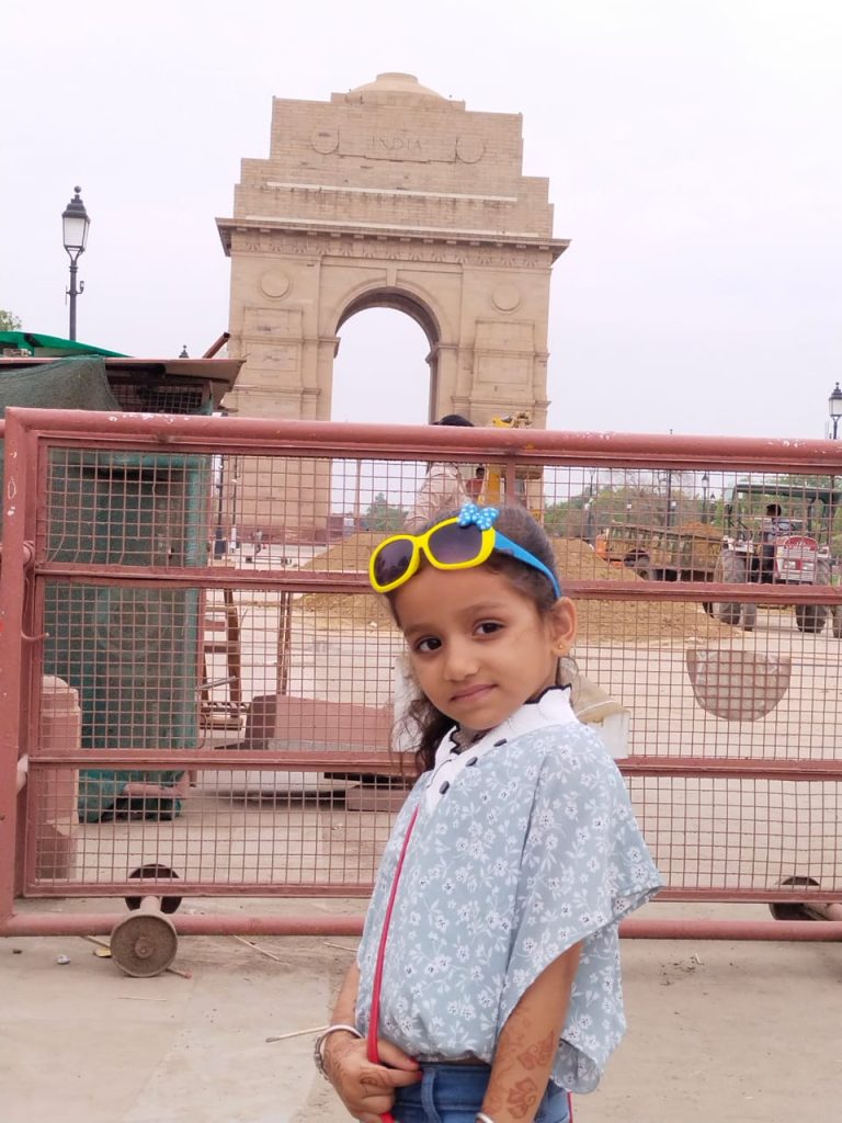 Bambino di 10 anni davanti all'India Gate di Nuova Delhi durante un viaggio organizzato in India.