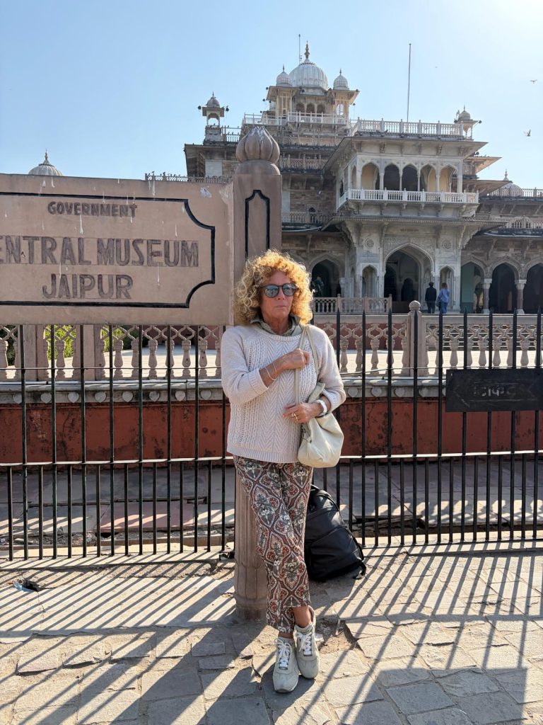 Turista straniero davanti all'Albert Hall Museum di Jaipur durante un tour del Rajasthan in India.