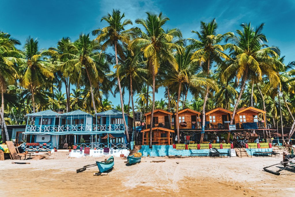Spiaggia di Goa al tramonto, una delle destinazioni più romantiche per un viaggio in India