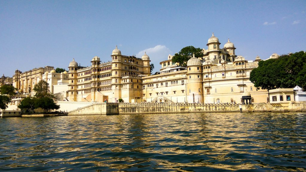 Vista del Lago Pichola e del City Palace a Udaipur, la città dei laghi nel Rajasthan, India